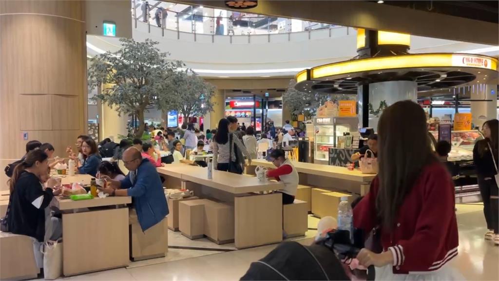 快新聞／小確幸！桃園颱風假「購物中心現人潮」　漁港民眾垂釣險象環生