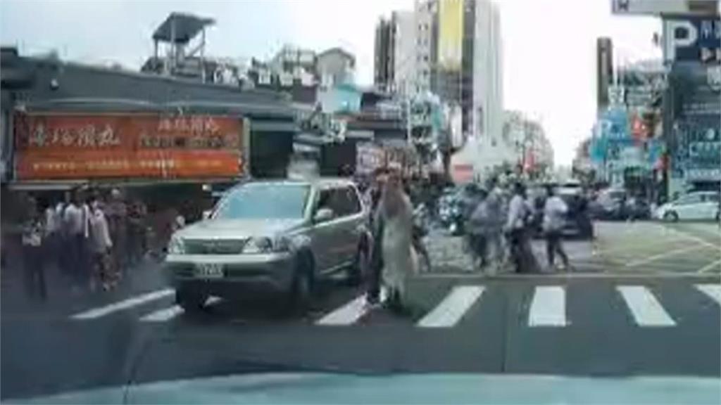 男女經新竹城隍廟前道路遭撞　休旅車最高可罰3萬6