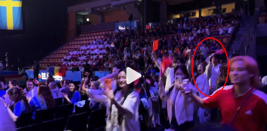 台灣女星赴瑞典「參加1比賽」奪世界冠軍！台上突揮「中國五星旗」中粉竟哭喊：升旗了