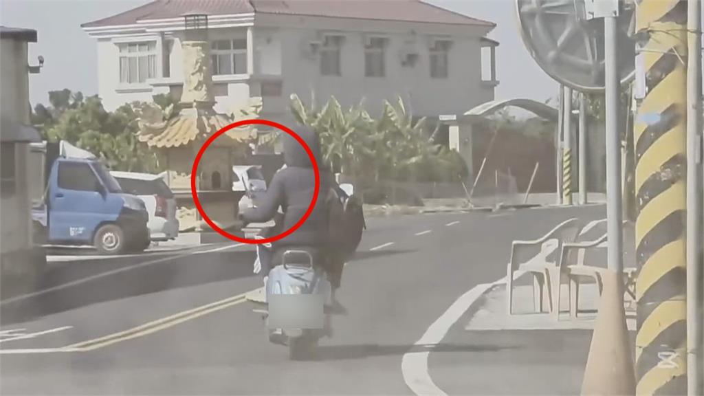騎車「端筆電」邊騎邊看　嘉義婦人載小孩行徑誇張