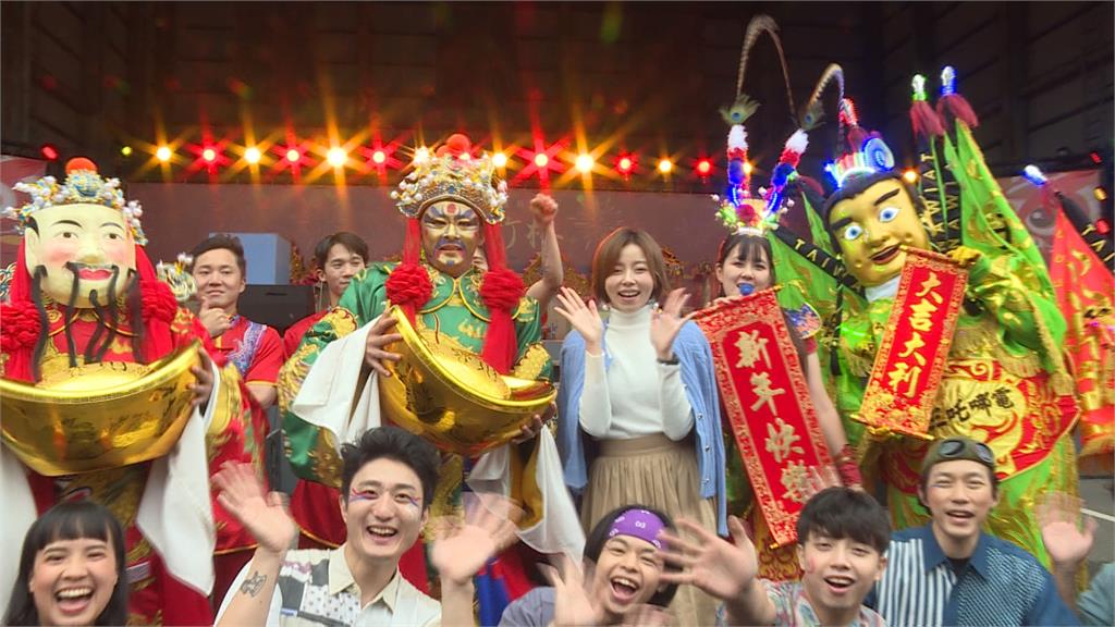 王瞳元宵節林口觀音寺開唱　展現親和力合照來者不拒