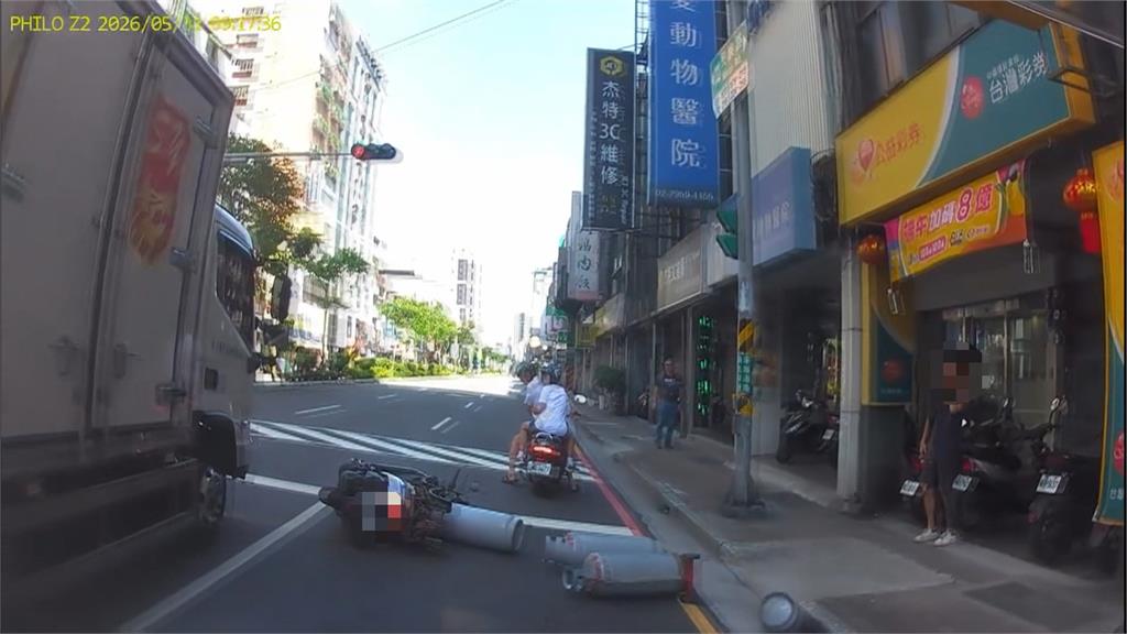 機車停紅燈遭貨車追撞! 4空瓦斯桶"滾一地"騎士急跳開