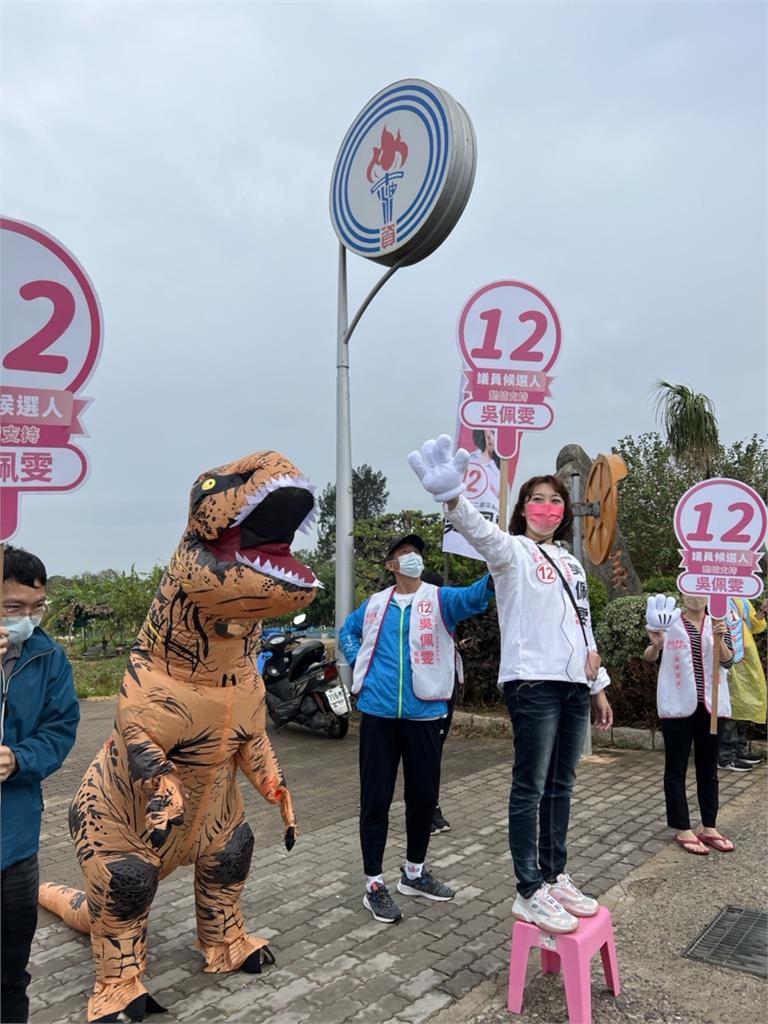 選戰倒數！候選人為搶票出奇招 　路邊見「拜託恐龍」超吸睛