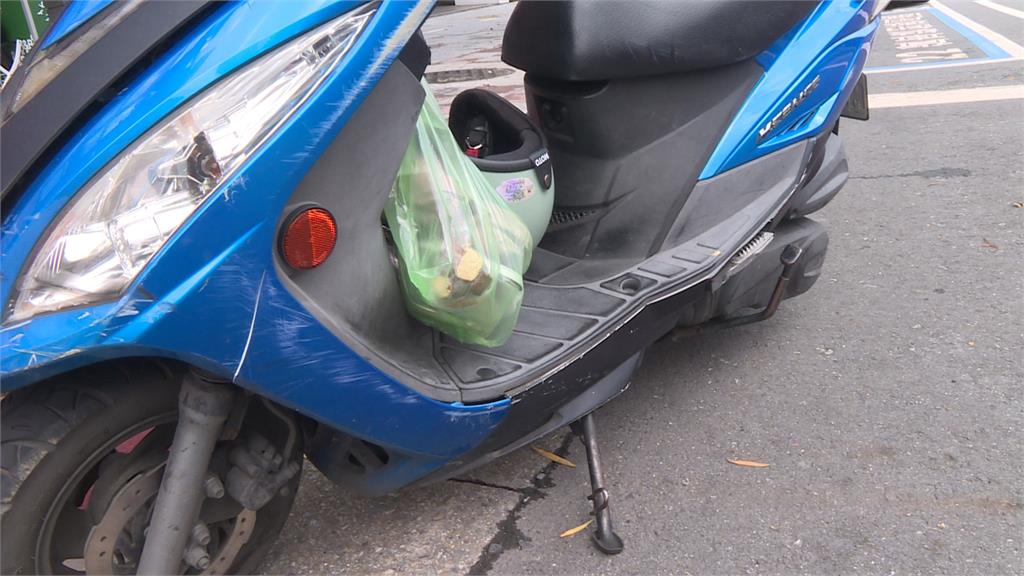 工程車高速倒車連撞汽機車　公車急煞驚險閃過