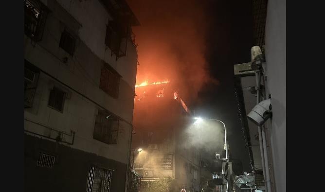 快新聞/北市信義區民宅「頂樓違建」堆放雜物引火警 40歲女命喪火窟