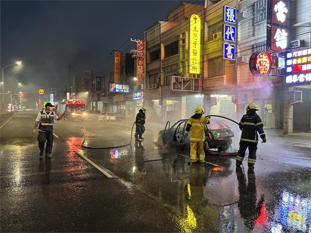 快新聞/高雄鳥松下班尖峰時段驚見「火燒車」 疑後座載運電瓶自燃