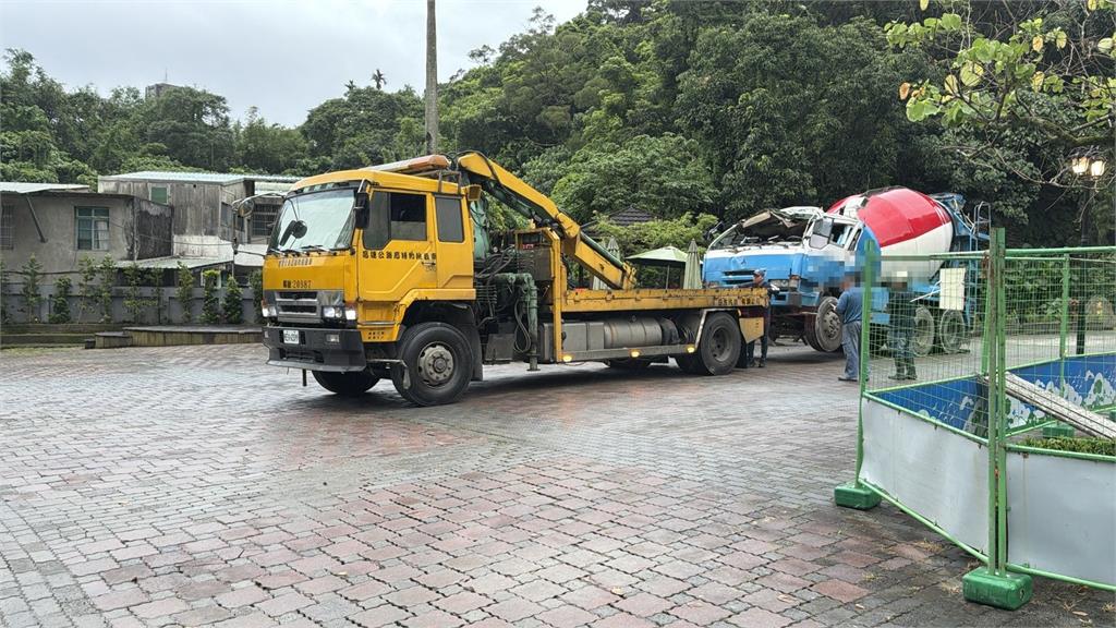 快新聞／世新大學被撞了！水泥車失控衝大禮堂門口「車頭扁掉」畫面曝光