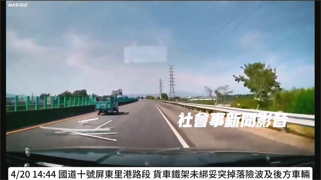 驚險車禍!小貨車「載鋁管未綁牢噴飛」 後車急煞釀追撞