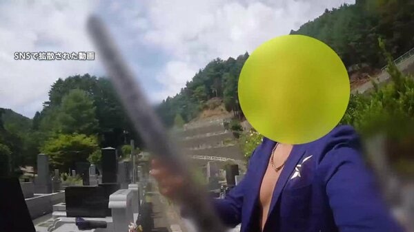 男闖日本墓園「喝供品揮卒塔婆」挑釁亡靈!失序影片曝遭網出征:極不尊重文化