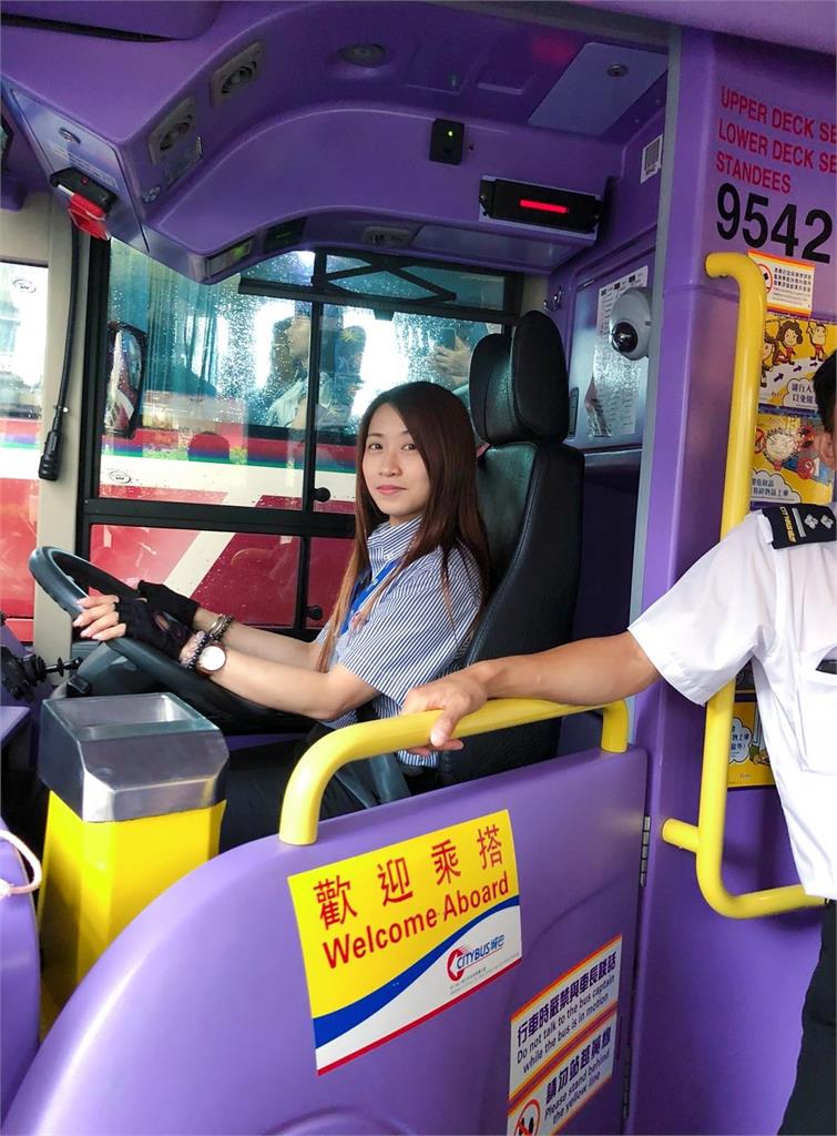 新一代「仙氣女司機」出現了！搭公車巧遇本人「超甜美照」曝光