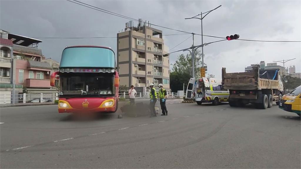 生死一瞬間！安親班遊覽車擦撞機車　騎士倒車底險遭輾