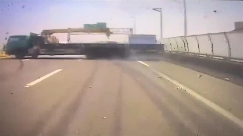 國道十號仁武路段 4車追撞7人受傷送醫
