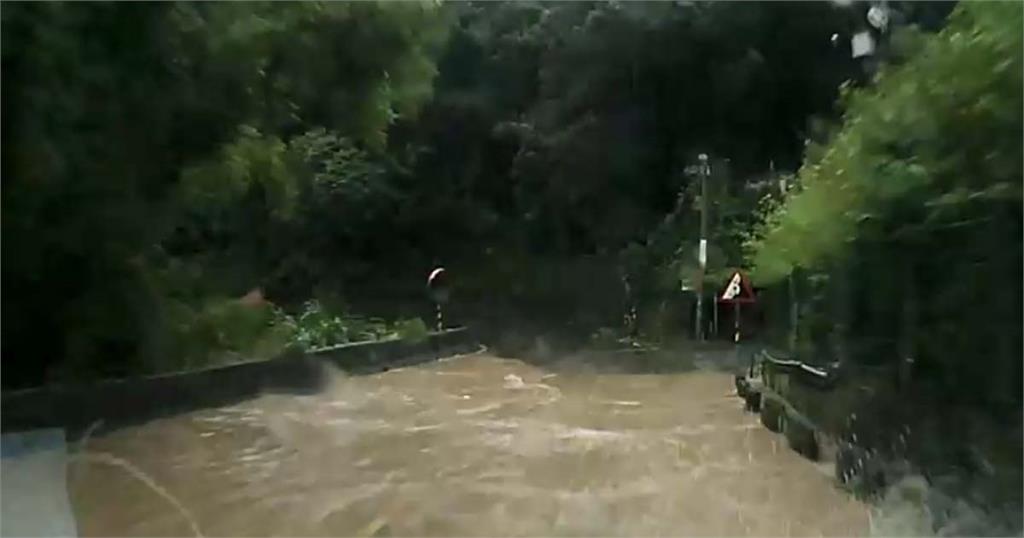 快新聞／雨灌竹縣多處道路積水　邊坡樹倒、騎士驚險涉水