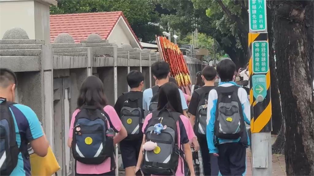 國中畢典現"整排超大花圈" 家長花2萬製作賀女兒畢業