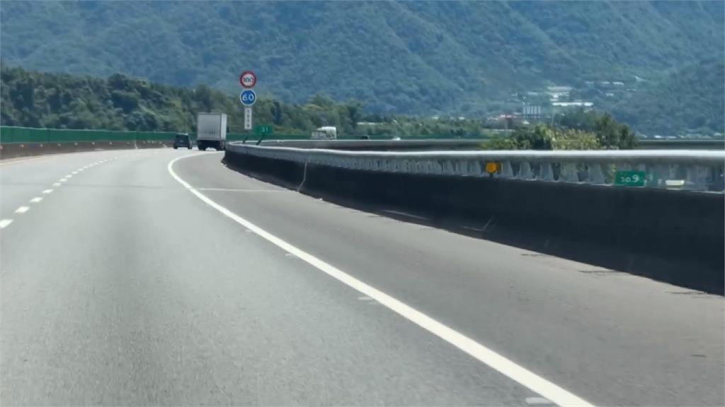 又誤闖!雙載機車逆向奔馳國道 目擊駕駛驚呆:太誇張