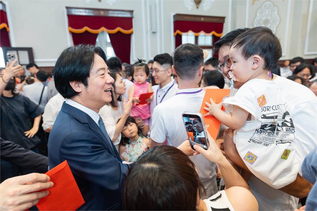 快新聞／逗趣插曲！賴清德致詞「幼童突跑上台」　笑稱：卸任後再交棒給你