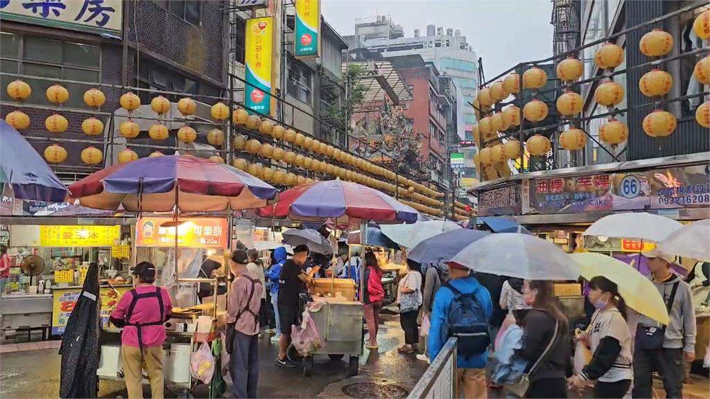 8歲女童廟口夜市淋濕站路邊 暖警巡邏帶回順利找到家人