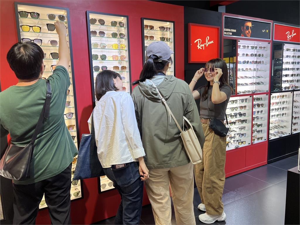 麗寶OUTLET八周年慶開跑!人潮湧入瘋搶知名品牌「限量優惠」