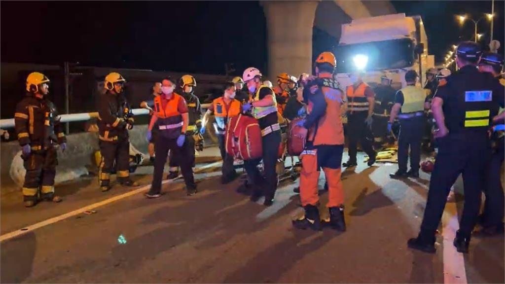 快新聞／國1五股匝道「深夜四車連環撞」！　1貨車嚴重變形、駕駛不幸身亡