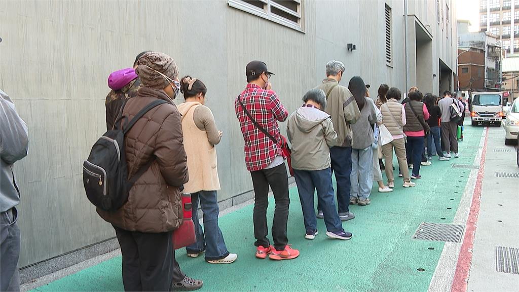 備戰圍爐夜! 南門市場七點湧人潮 排隊100公尺.民眾喊放棄