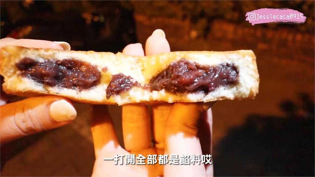 台南真銅板美食!正妹開箱無名紅豆餅「10元有找」 網笑:價格跟妳一樣甜