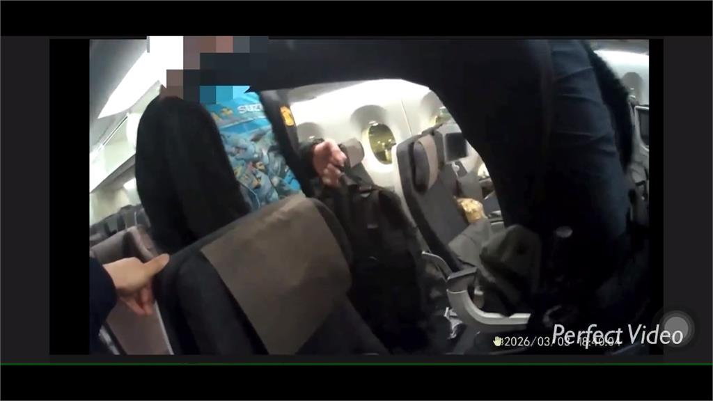 太誇張!機上囂張抽電子煙 外籍男乘客還對空服員「伸鹹豬手」