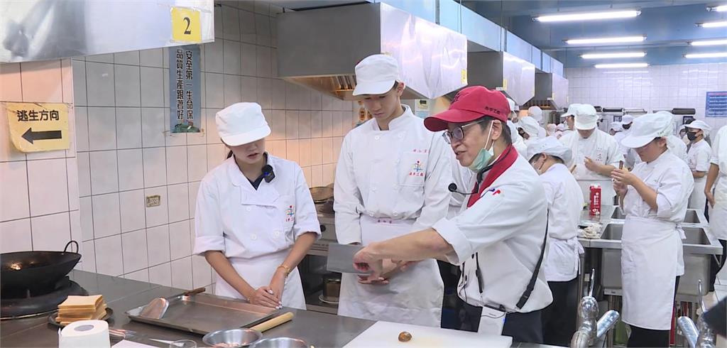 HBL(影)／「校園阿雷U」前進永平工商！球員化身廚神「二刀流」多元發展