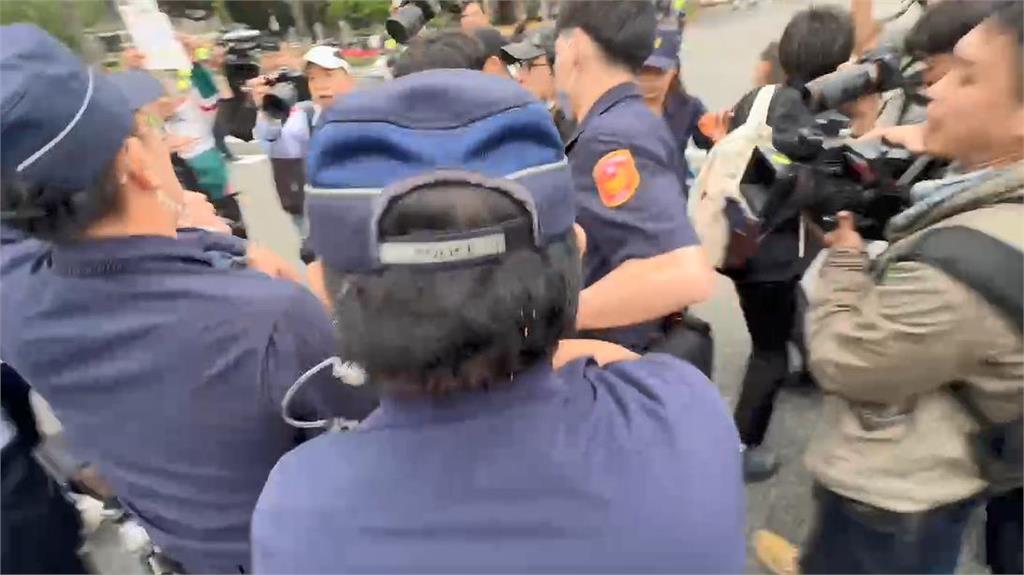 最新/吃屎哥又來鬧場了!躺地上大喊「柯文哲貪汙、賴清德來救我」遭警方抬走