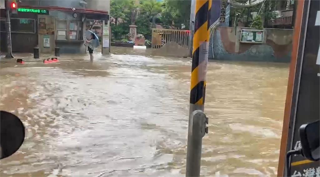 快新聞/暴雨午後狂炸台北!信義區淹水道路成汪洋 網嚇:難道地球要毀滅了?