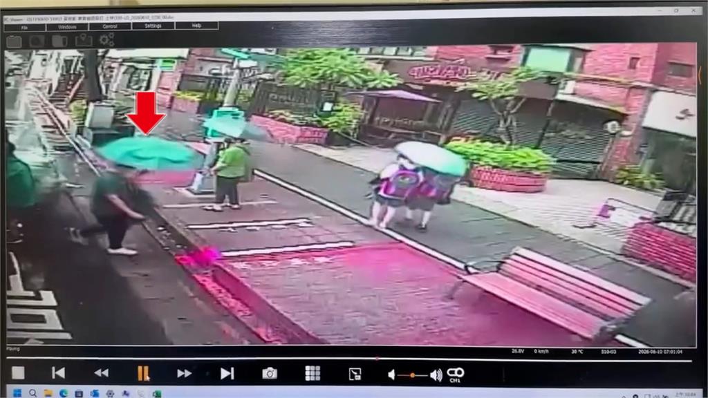 公車爆攻擊! 男疑不滿被擋路 持傘戳女學生害濺血