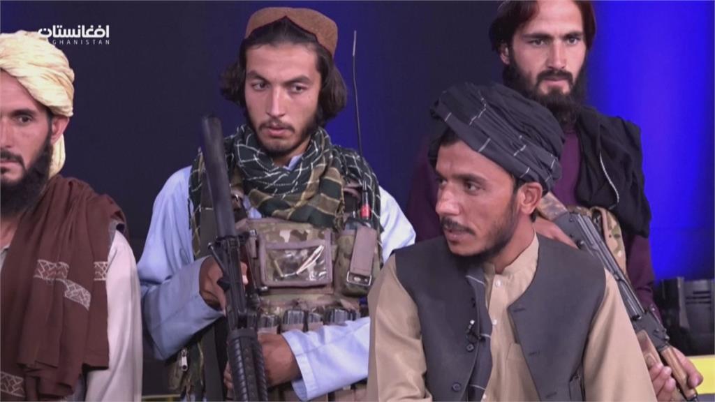 用生命專訪塔利班指揮官　7名戰士持槍包圍主播