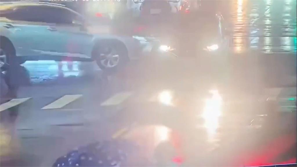 北市晚間兩車擦撞　失控衝進超商大門