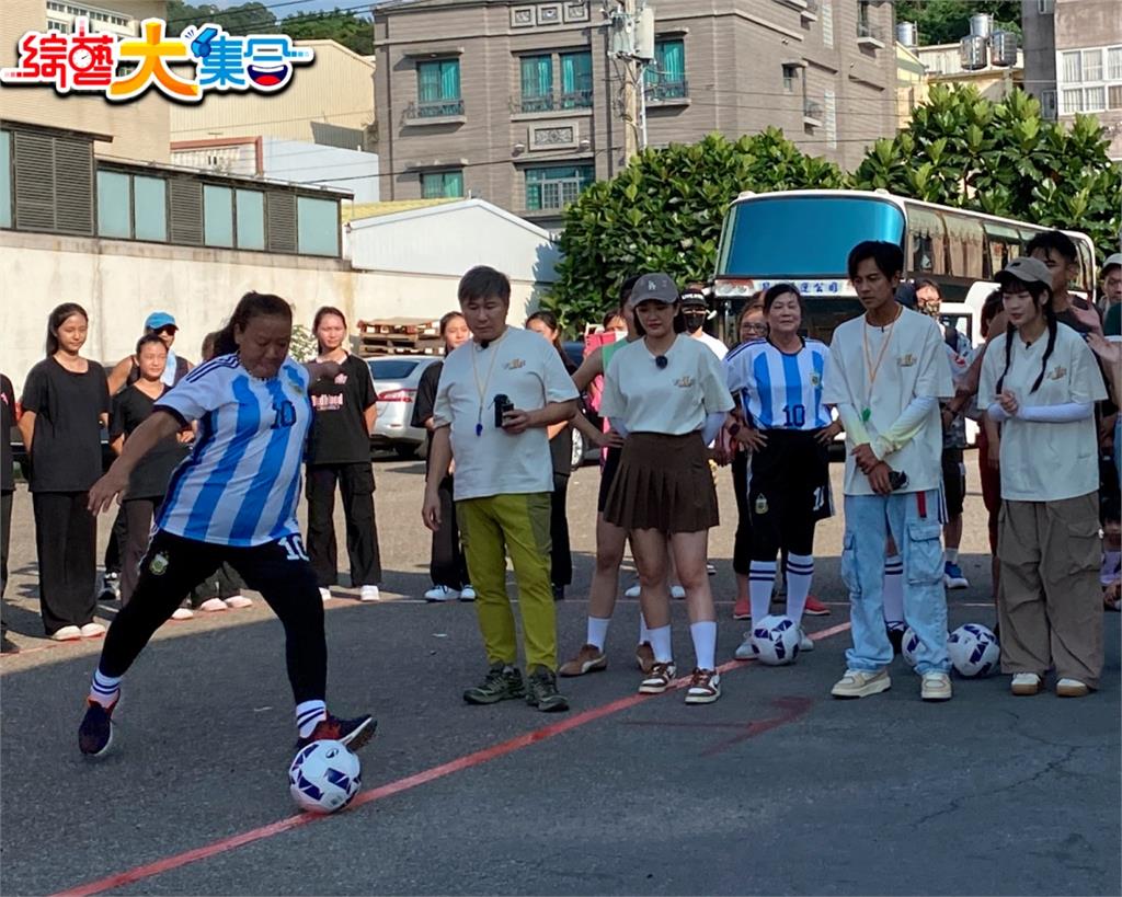 胡瓜與傳奇「木蘭女足隊」玩射門遊戲 市府官員共襄盛舉展現運動活力