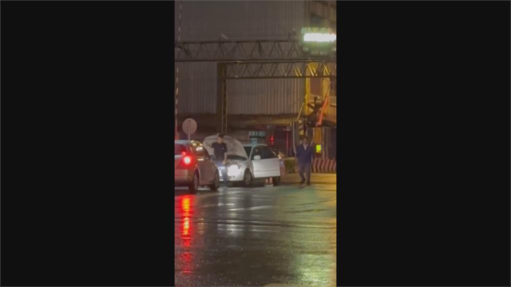 蘇澳車輛經過平交道突熄火 兩夜校生翻牆 幫老翁推車離開平交道