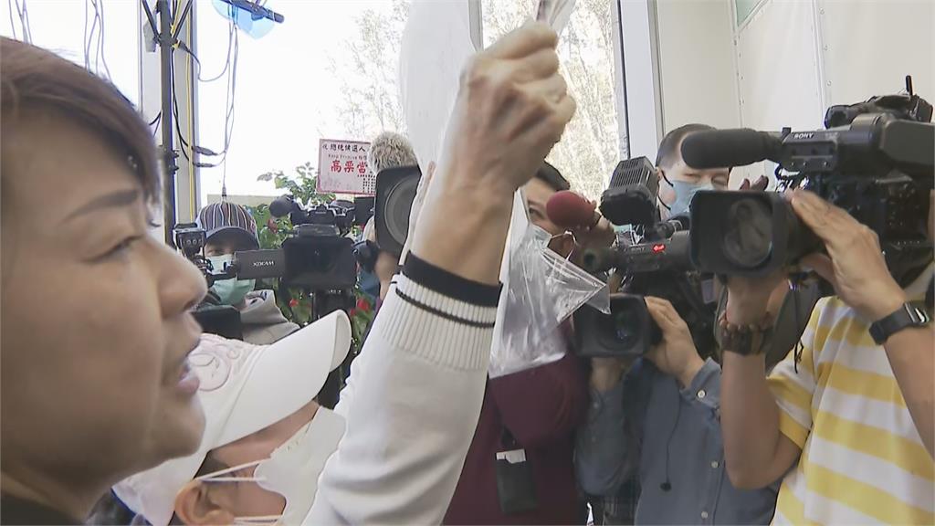 快新聞/柯文哲記者會遇1女陳情「吳火獅私生女」 還爆黃珊珊說不便處理