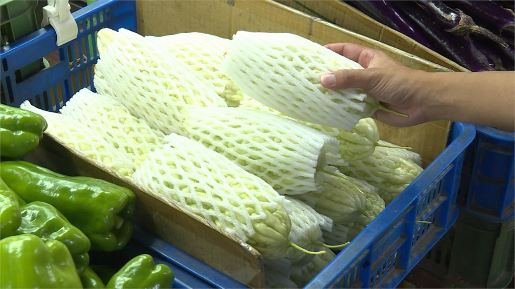 市場、超市湧採買人潮　高麗菜漲近4成、苦瓜每斤貴10元