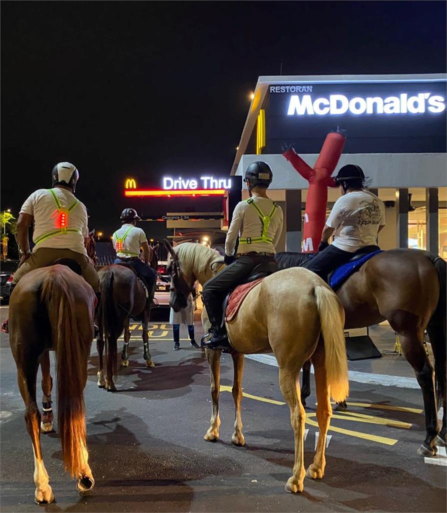 他們「騎馬」進得來速買麥當勞！網友見「馬糞」落滿地怒嗆：衛生呢？