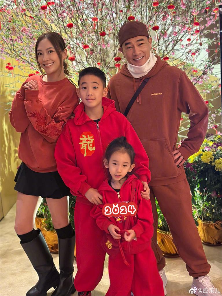56歲陳小春升格3寶爸?小16歲愛妻應采兒膨脹凸肚意外曝光了 56歲陳小春升格3寶爸?愛妻應采兒「膨脹凸肚」意外曝…網嗨:小女兒該來了