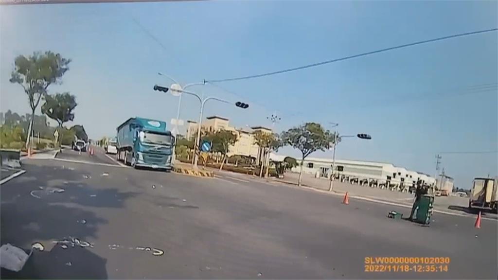 大量「雞腿」掉在馬路上! 原來是車輛追撞食材掉了啦