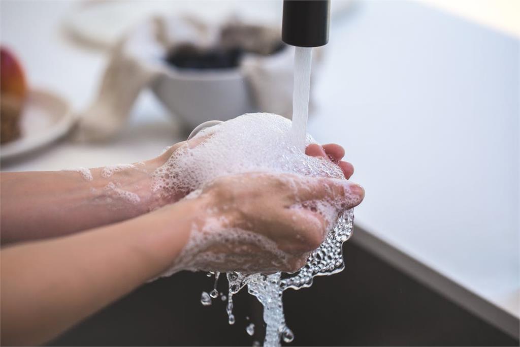 沐浴乳洗髮精「加水稀釋」恐滋生細菌！衛福部曝解法：限1次性使用