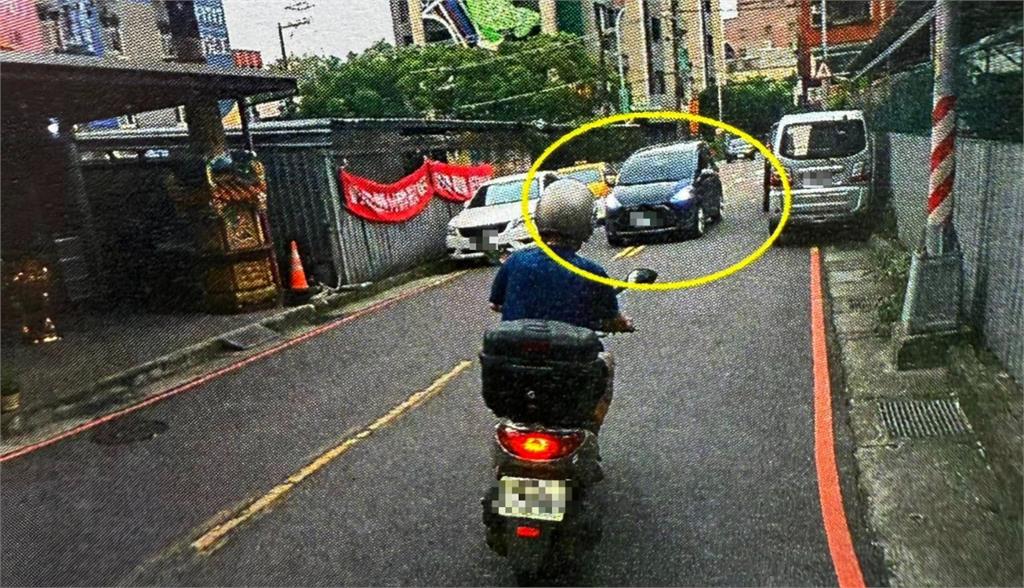 閃路邊違停「跨雙黃線」遭檢舉慘罰900元!駕駛怨「不跨怎麼過」警方說話了