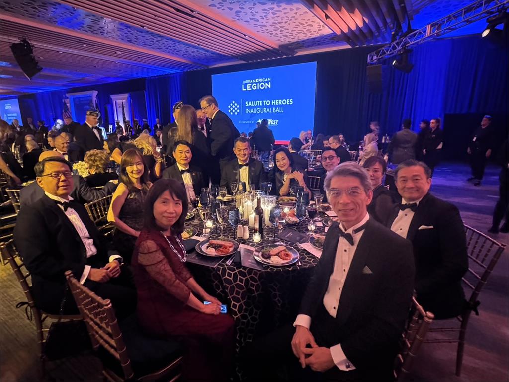 快新聞/大團結!韓國瑜「別黑領結」偕朝野立委赴晚宴 李彥秀致謝外交人員