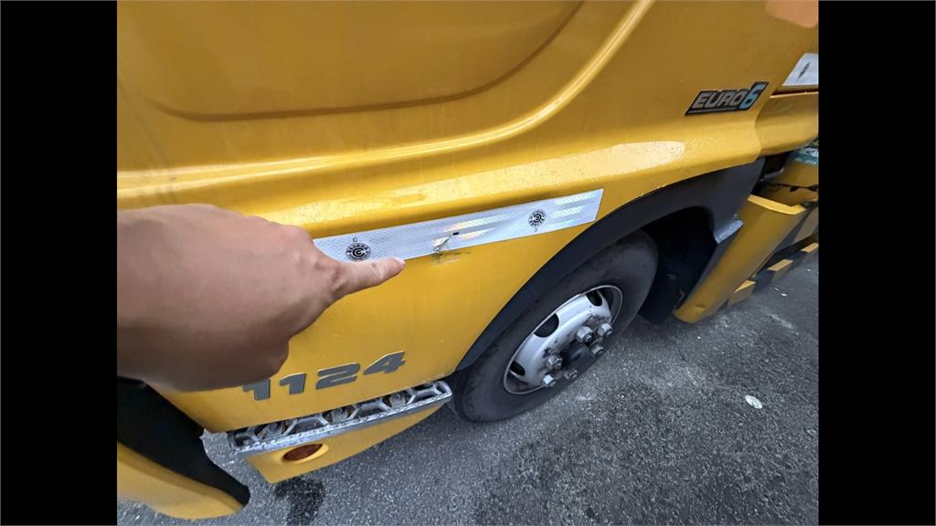 開車沒看路！　工人國道遭撞險被後車輾過