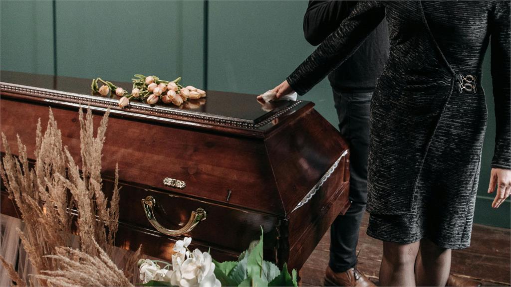 阿北出國「腿抽筋送醫」10分鐘突猝死！遺體返家「心臟竟被摘」家屬哭求真相