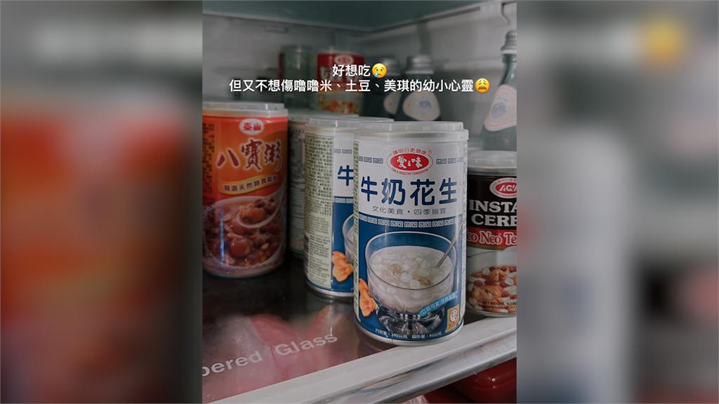 誤會大了!半夜偷吃罐頭「砰一聲」 3貓秒上前包圍她急澄清