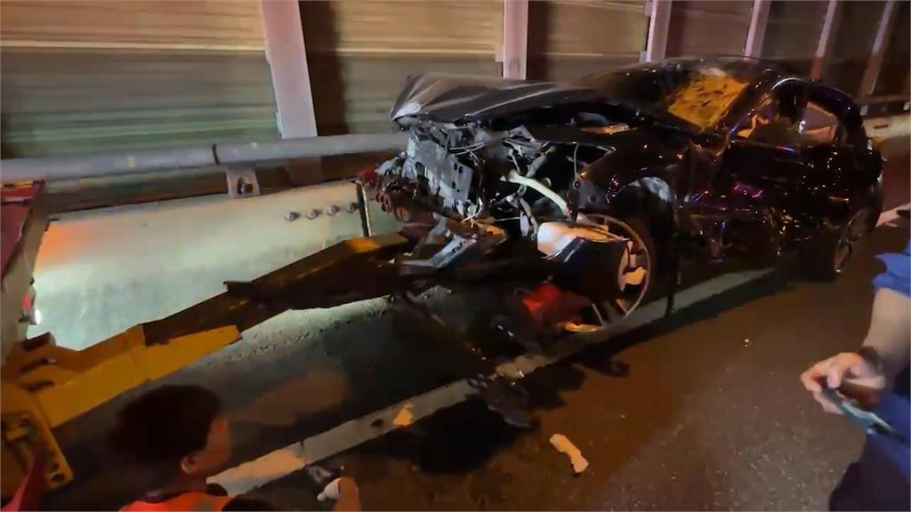 台74慈濟醫院高架凌晨連環撞 3車追撞2駕駛送醫