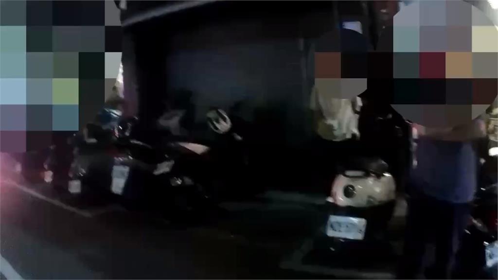 務農好友酒後爭執馬路旁單挑！　車上農具成武器