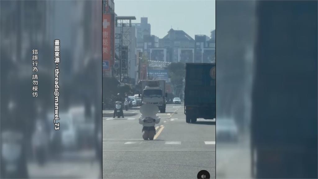 在幹嘛？女子路中跪地膜拜　民眾勸阻反被罵！警方要開罰