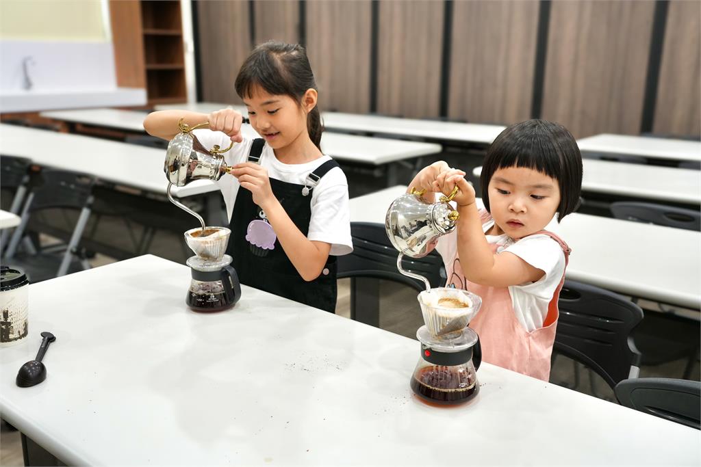 水上親子玩什麼?太空探險、糖果夢境、咖啡香與果園樂趣一次收集