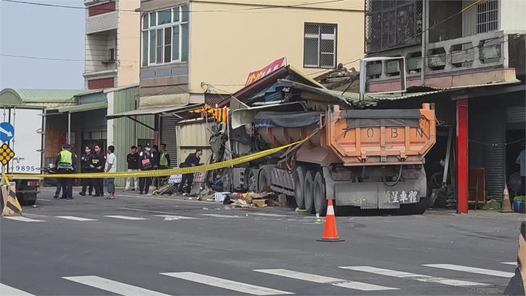 悚! 聯結車為閃避迴轉車 失控撞車再撞進早餐店